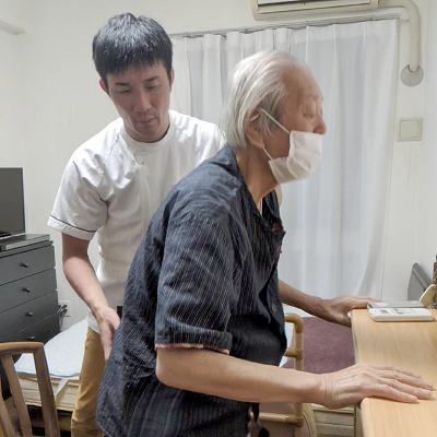 お客様がリハビリを受けている様子